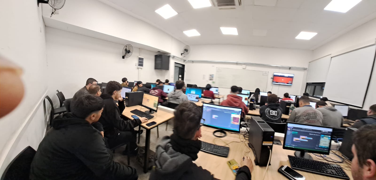 Estudiantes explorando un desafío de Pilas Bloques en computadoras