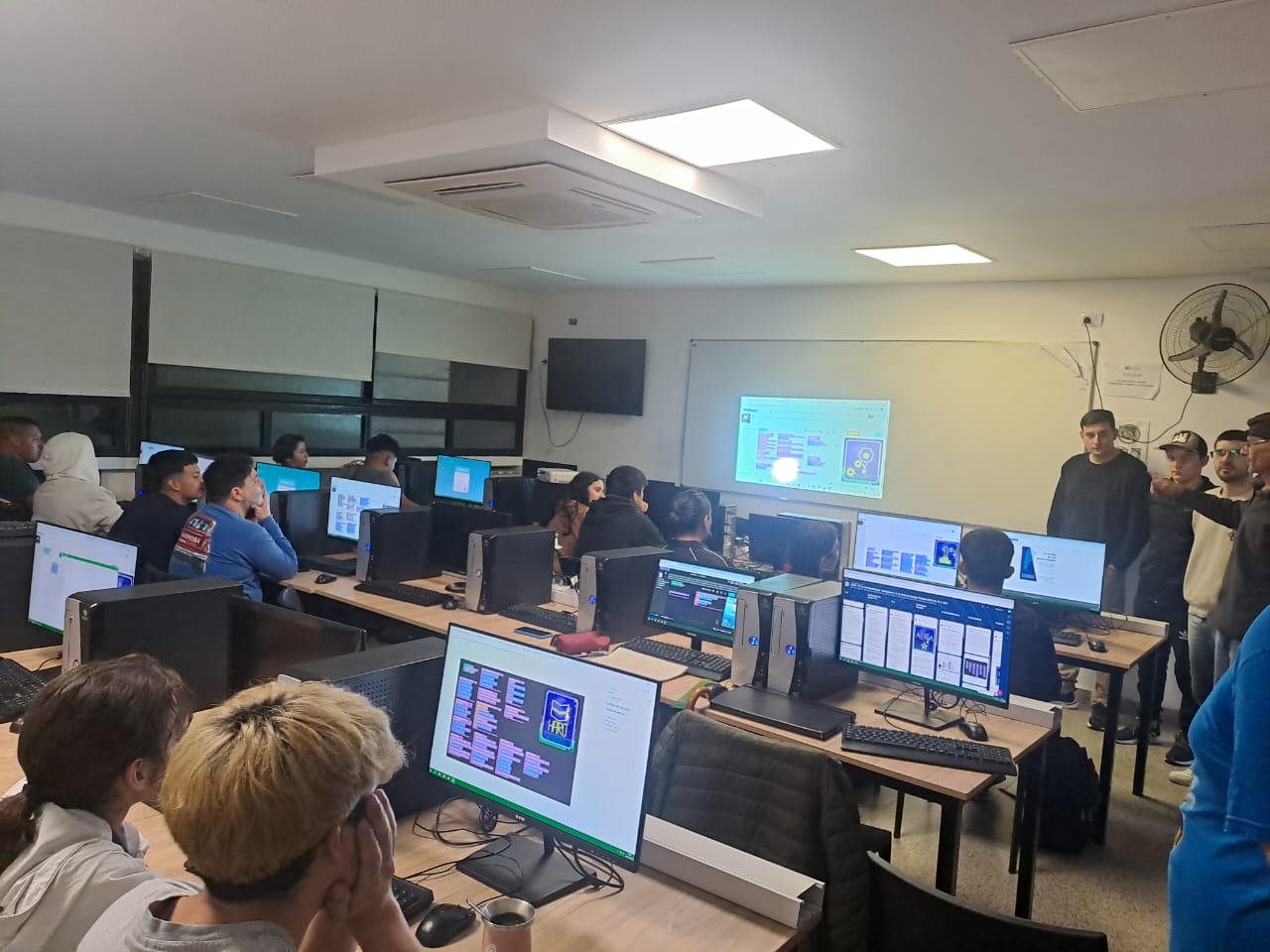 Estudiantes presentando sus producciones en la Noche de las Universidades 2025