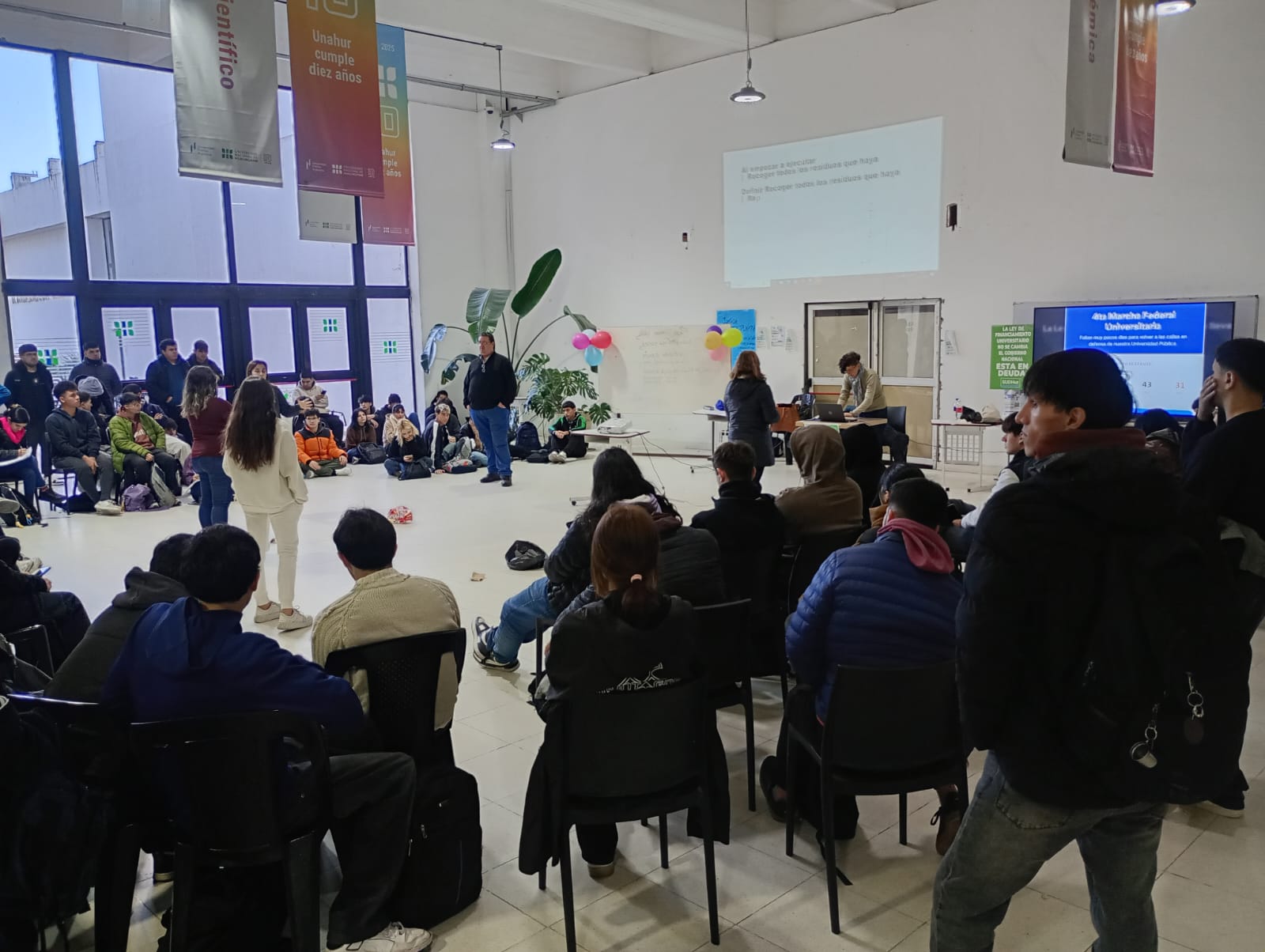 Estudiantes trabajando con Pilas Bloques